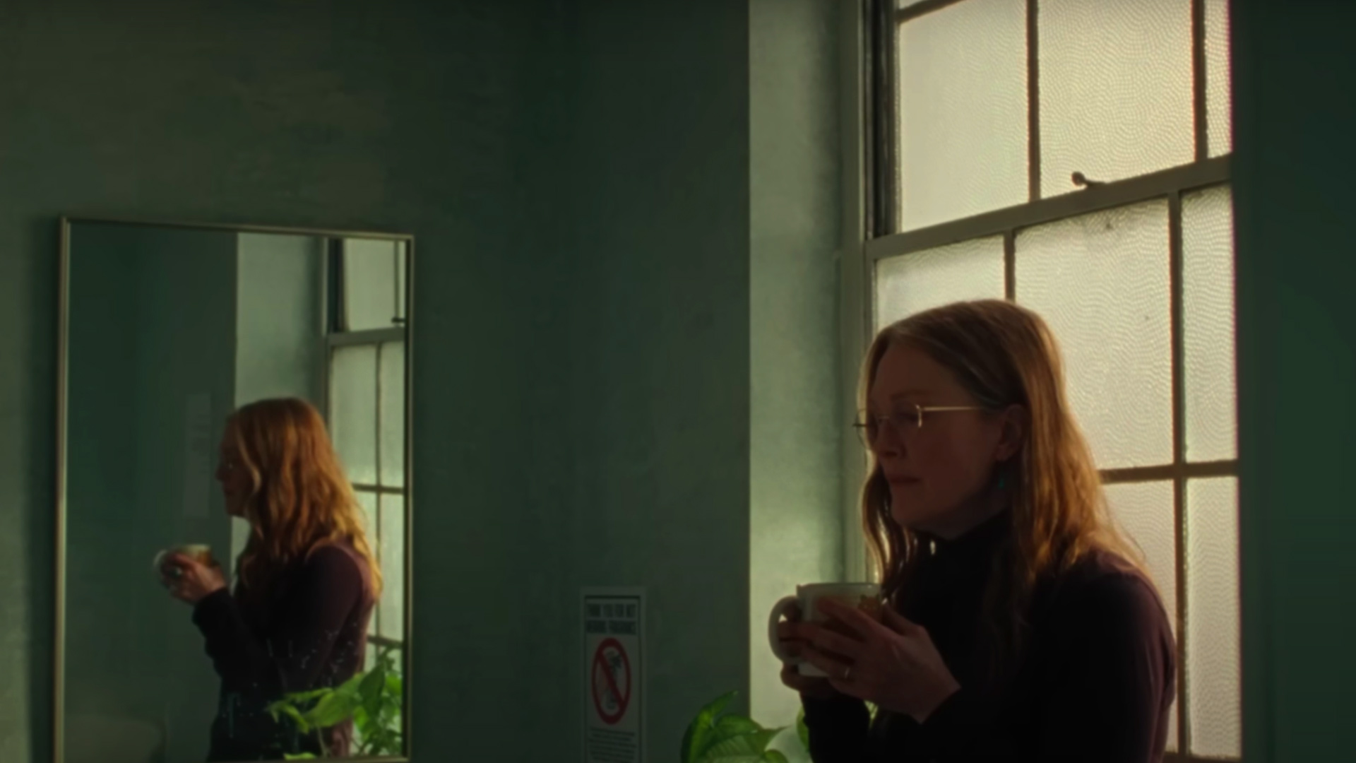 ایولین در حال خوردن چای در فیلم When You Finish Saving The World