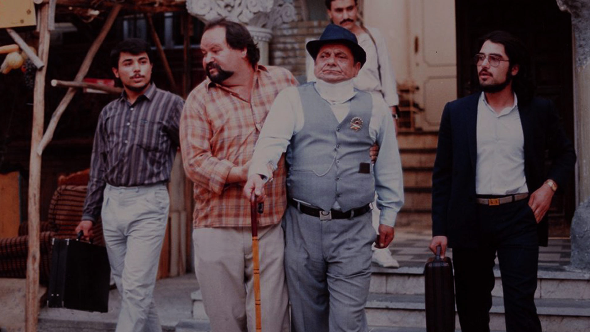 سرهنگ در حال رفتن به جلسه در فیلم اپارتمان شماره 13