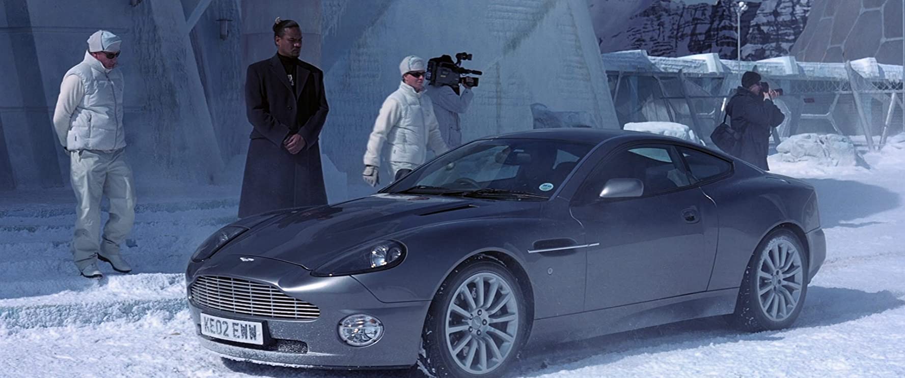 خودروی جیمز باند با حضور پیرس برازنان در فیلم روزی دیگر بمیر در میان مناظر برفی