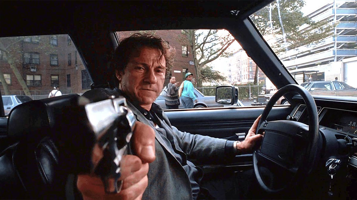 هاروی کایتل با تفنگ به سمت دوربین در فیلم Bad Lieutenant (ستوان بد)