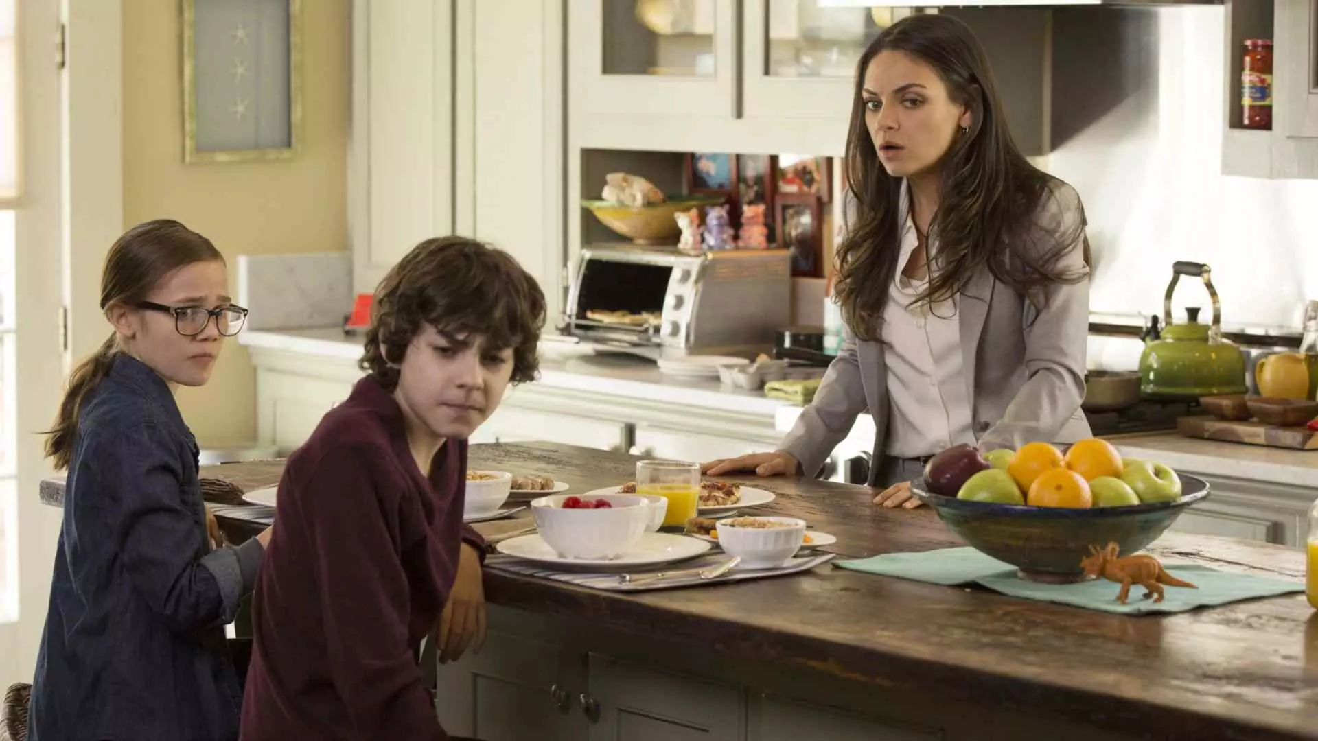 میلا کونیس به همراه فرزندان خود در فیلم Bad Moms