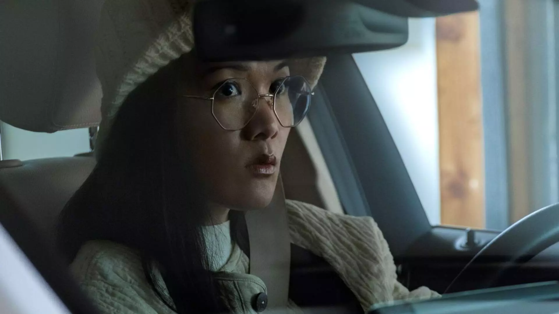 الی وانگ با چهره‌ای متعجب در ماشین خود در سریال Beef