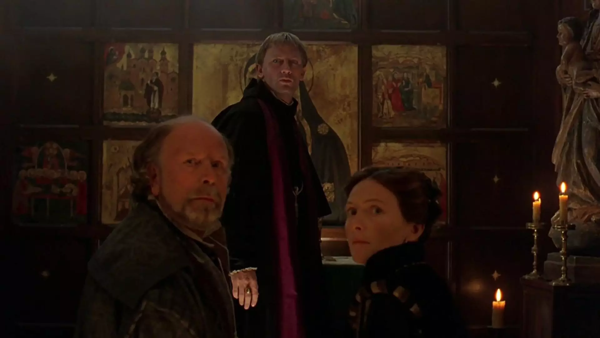 دنیل کریگ با لباسی قدیمی همراه با دو بازیگر دیگر در فیلم Elizabeth