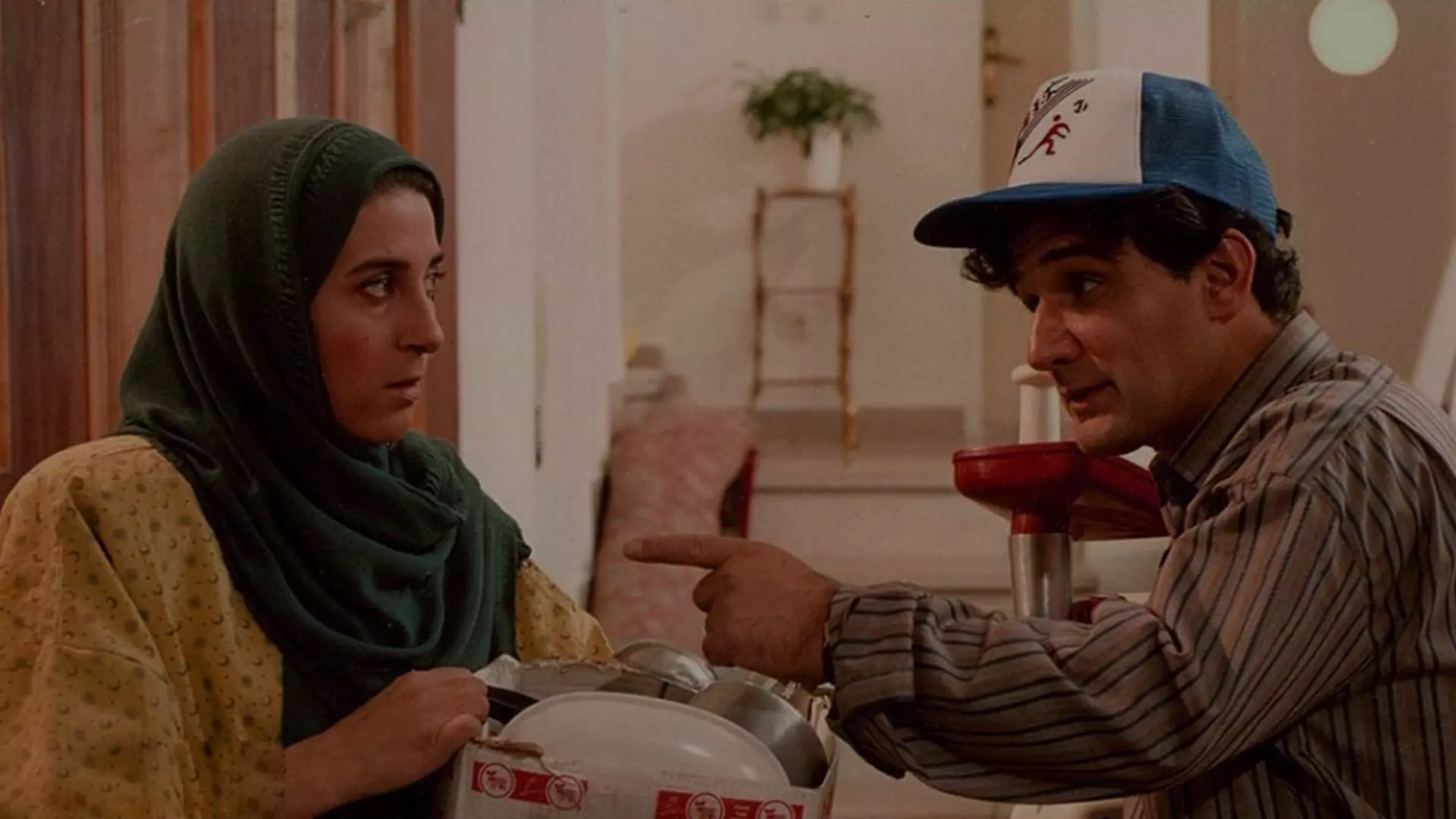 خانم عضدی و اقای سلطانی در حال حرف زدن در فیلم همسر