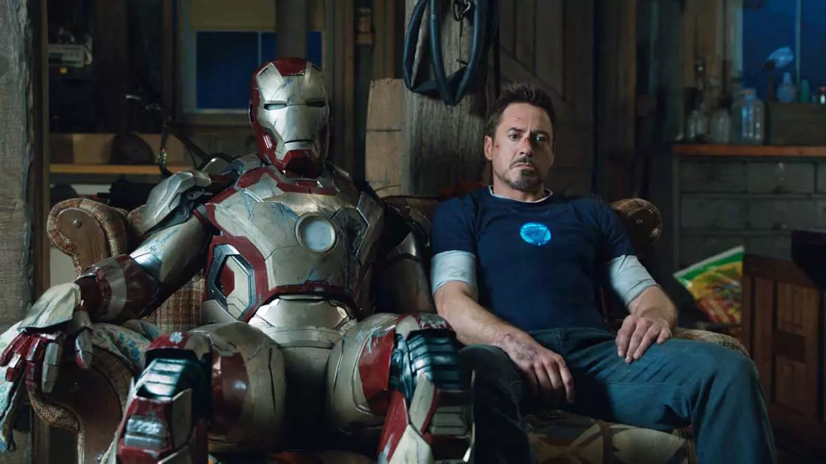 تونی استارک با بازی رابرت داونی جونیور در کنار مرد آهنی فیلم Iron Man 3، یکی از بهترین فیلم های ابرقهرمانی تاریخ سینما
