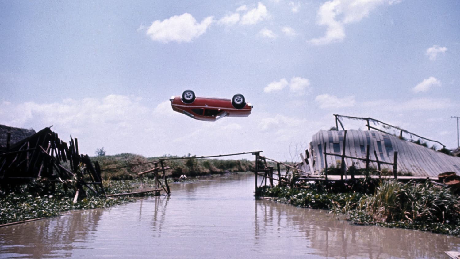 پرش خودروی هورنت از روی رودخانه در فیلم جیمز باند