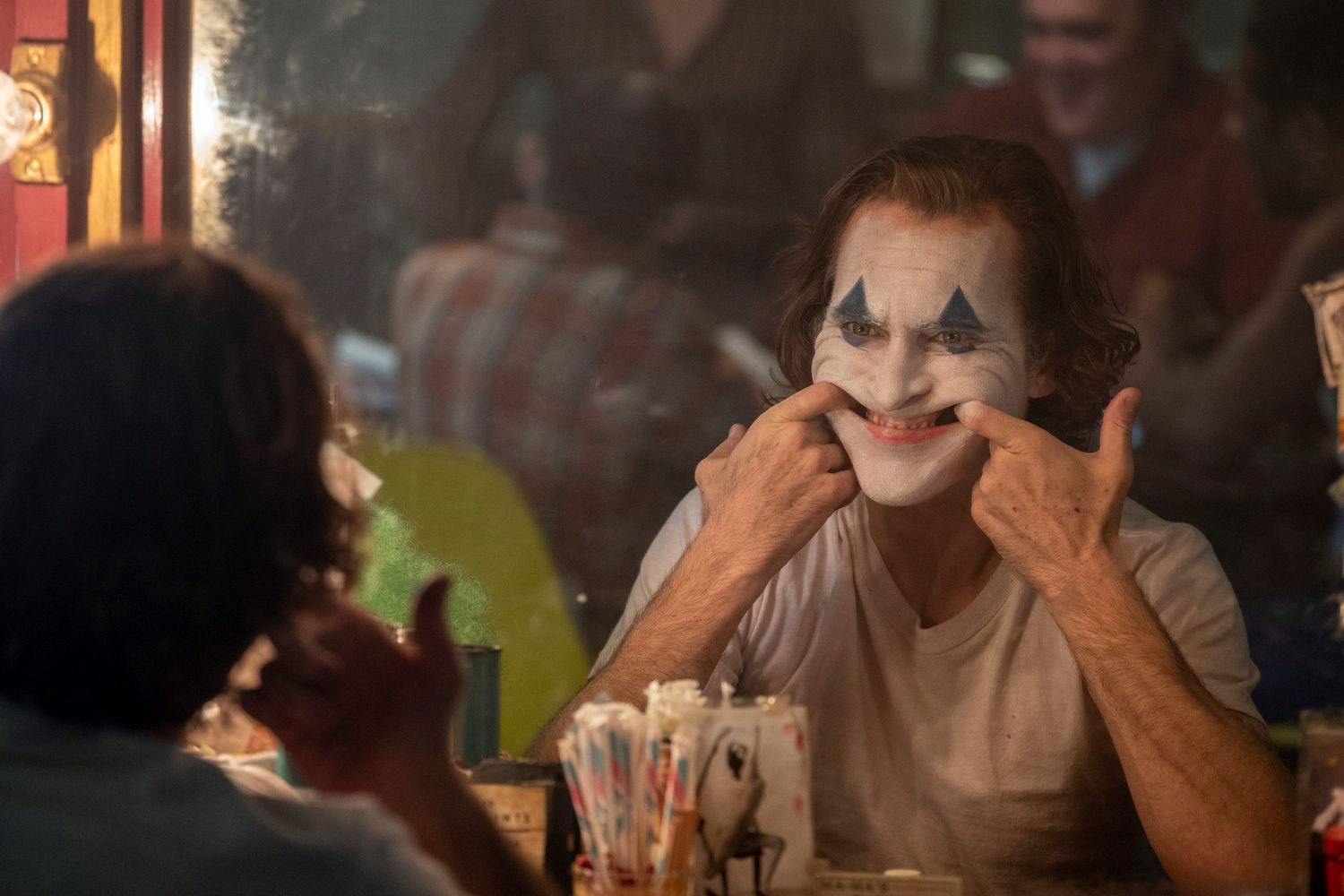 واکین فینیکس در فیلم جوکر درحال تمرین خندیدن جلوی آینه