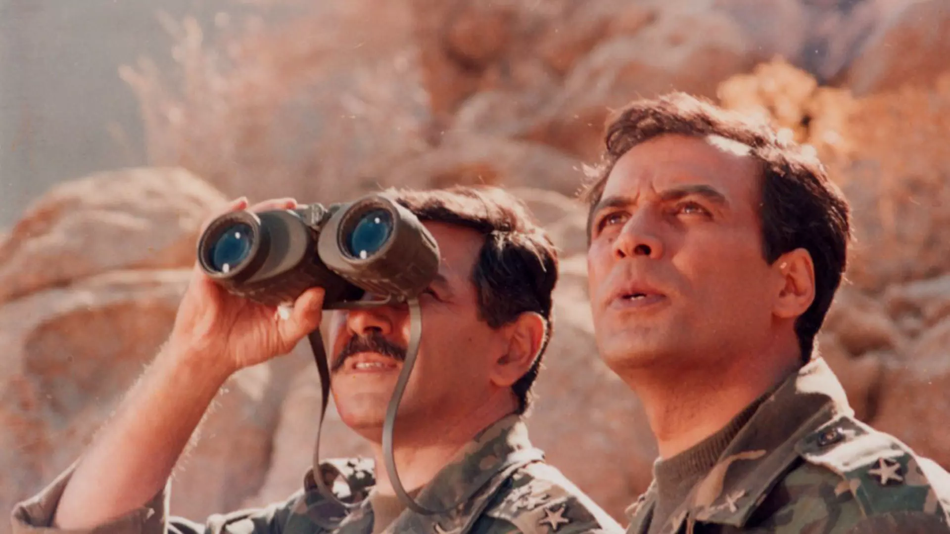 سربازان در حال نگاه کردن در فیلم کانی مانگا