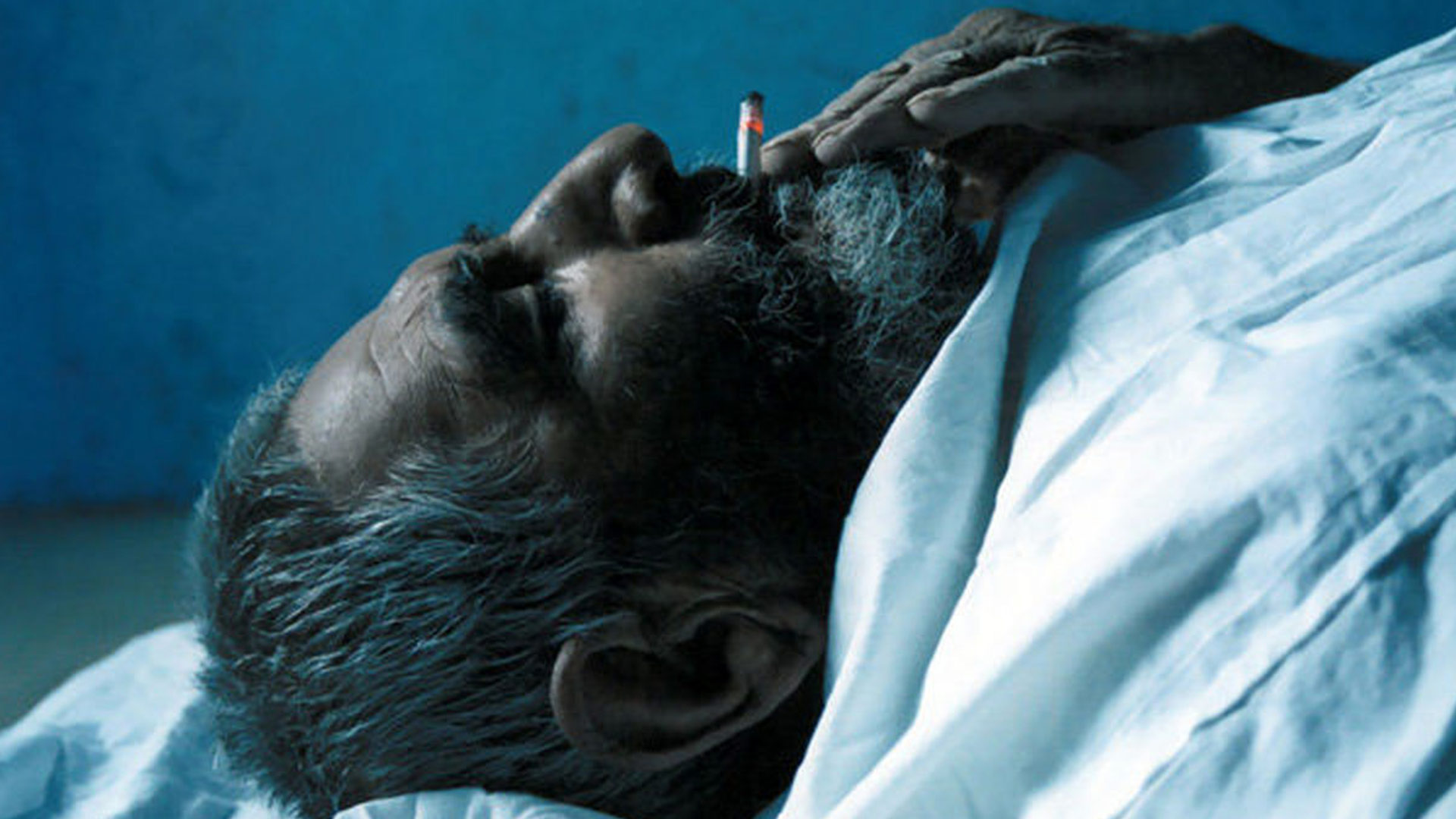 عباس اسفندیاری در حال کشیدن سیگار در فیلم خواب تلخ