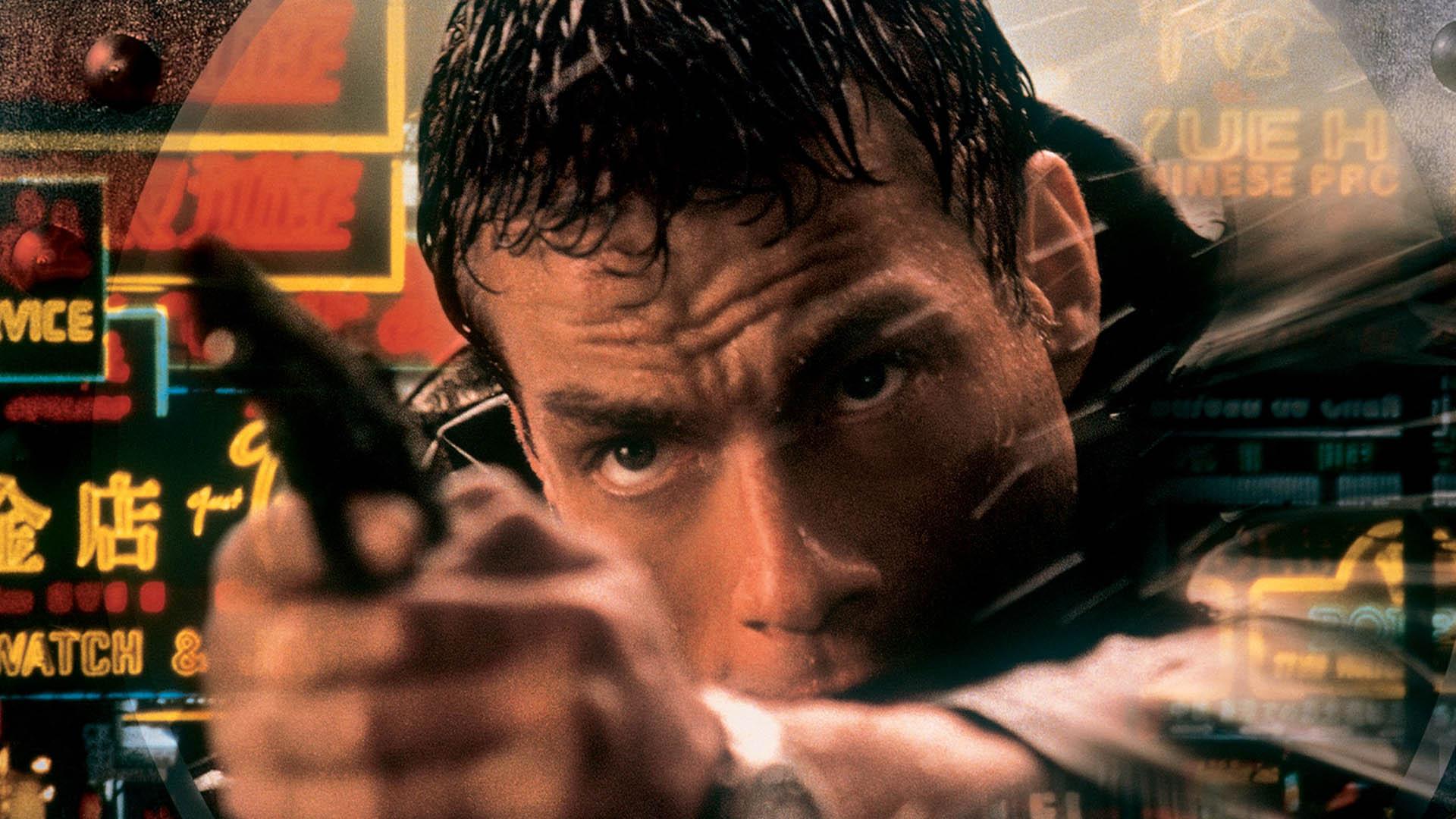 ژان کلود ون دم درحال شلیک اسلحه در فیلم Knock Off