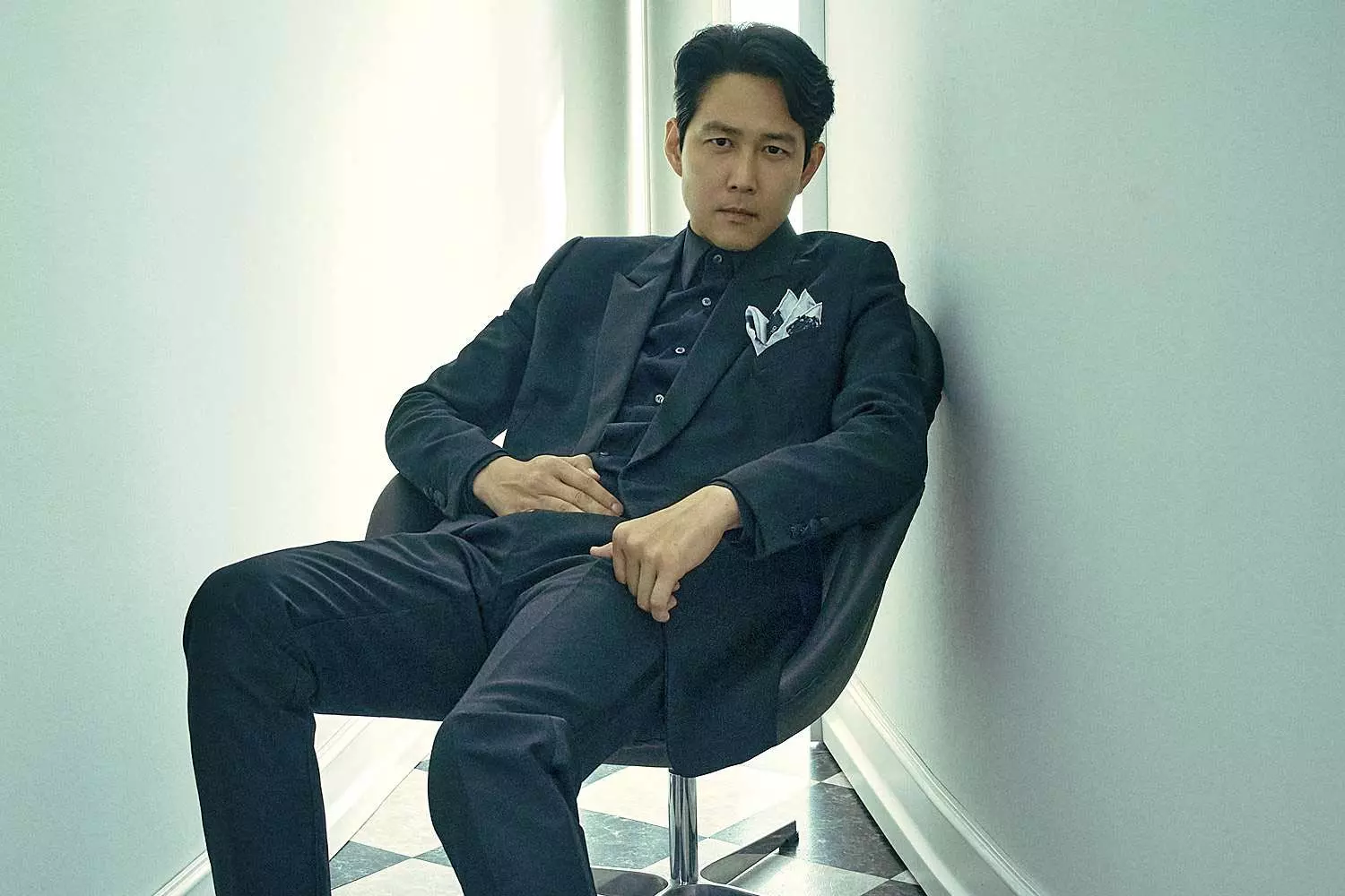 لی جونگ جه روی صندلی با کت و شلوار-بازیگر سریال بازی مرکب
