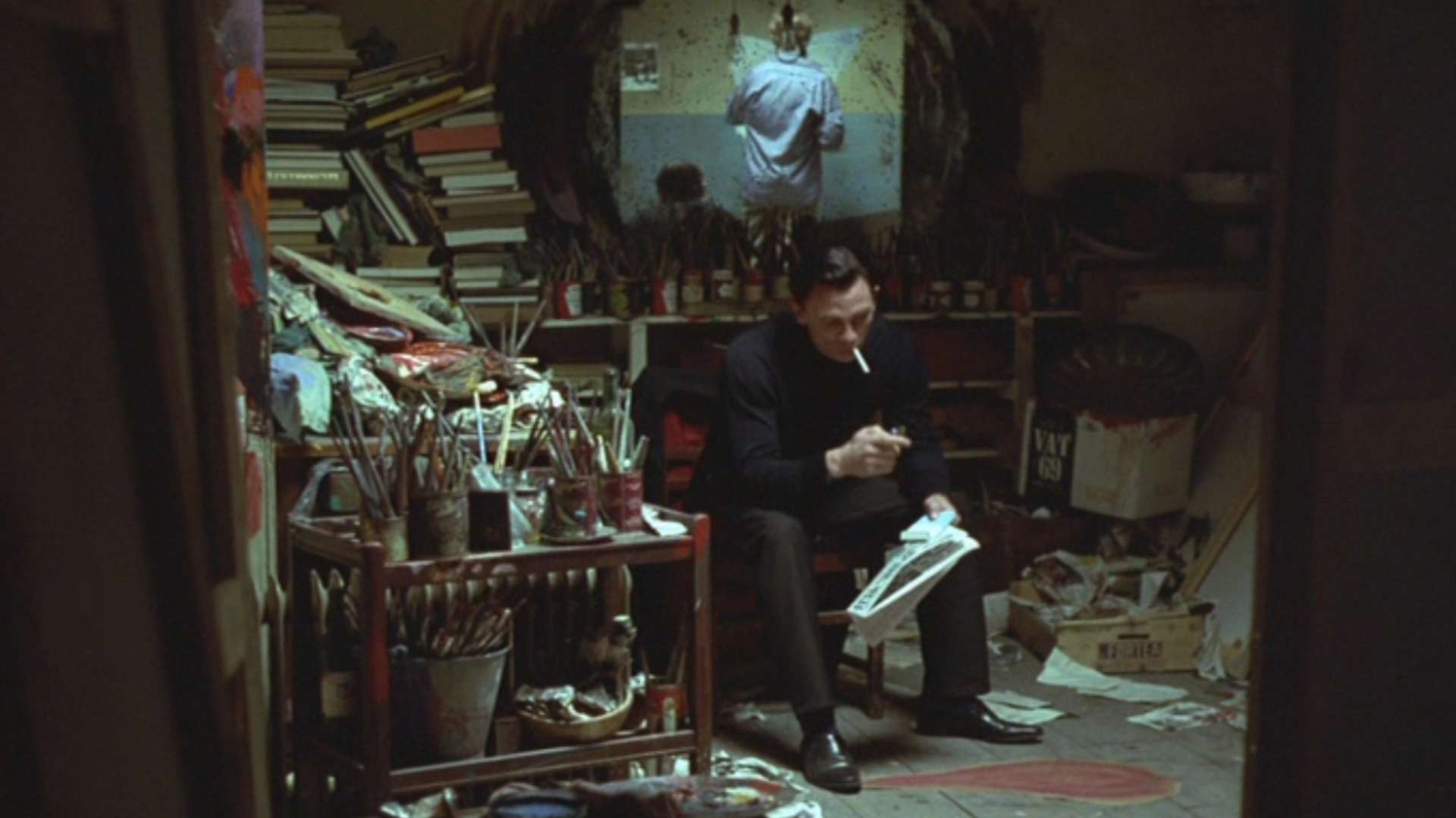 دنیل کریگ در حال سیگار کشیدن در فیلم Love Is the Devil: Study for a Portrait of Francis Bacon movie daniel craig