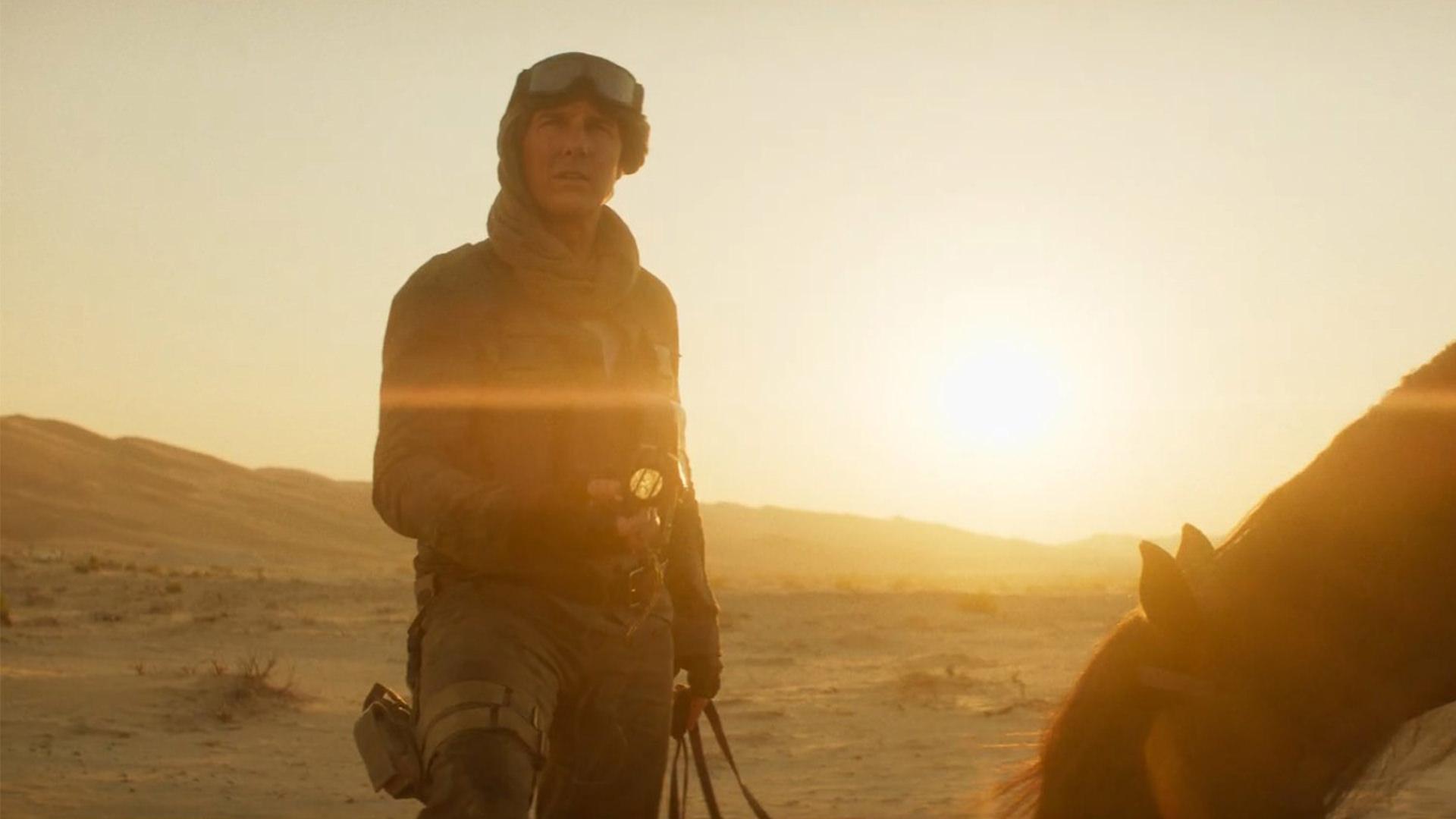 تام کروز درکنار اسب در صحرا در فیلم Mission: Impossible – Dead Reckoning Part One