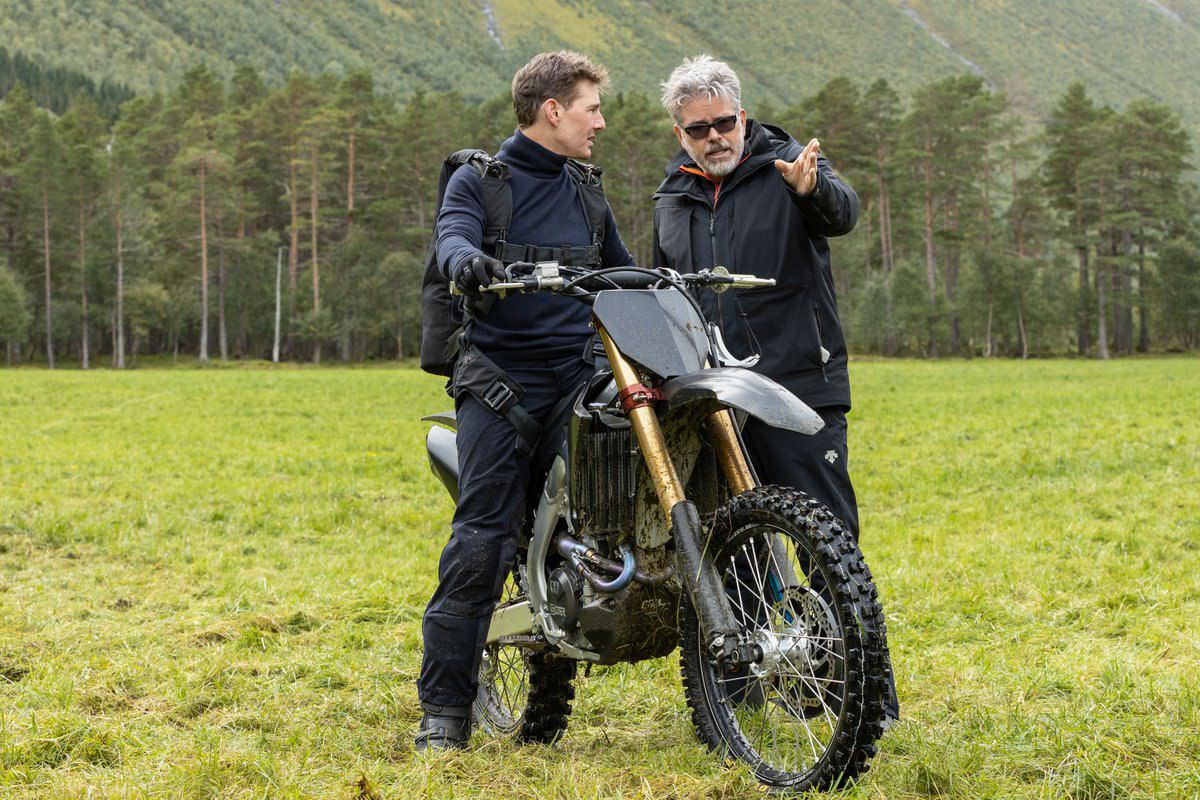 تام کروز سوار بر موتور سیکلت به همراه کریستوفر مک کوری در پشت صحنه فیلم Mission: Impossible – Dead Reckoning Part One