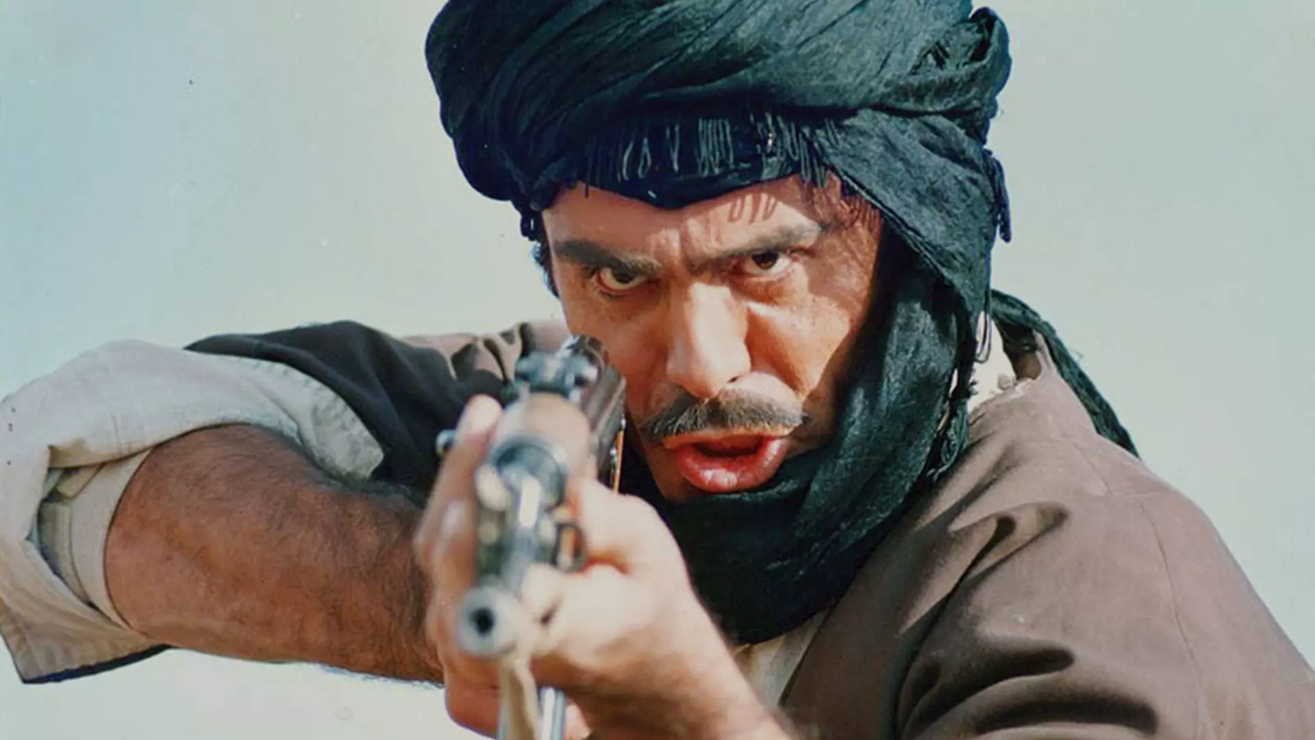 هاشم پور در حال نشانه گیری در فیلم عقابها
