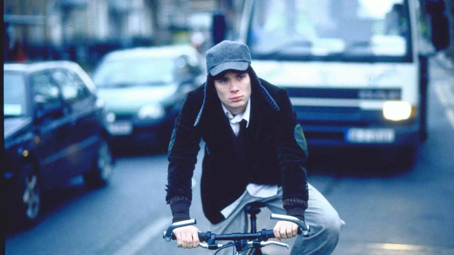 کلین مورفی در حال دوچرخه سواری در فیلم On the Edge