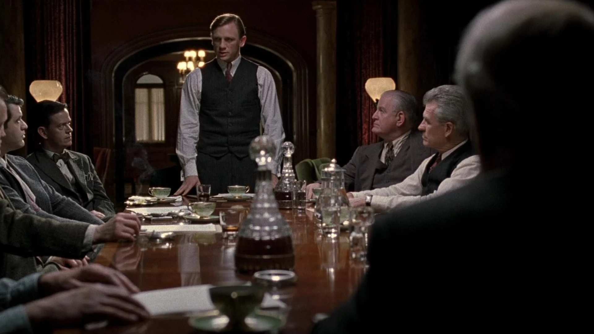 دنیل کریگ در حال صحبت در یک جلسه در فیلم Road to Perdition