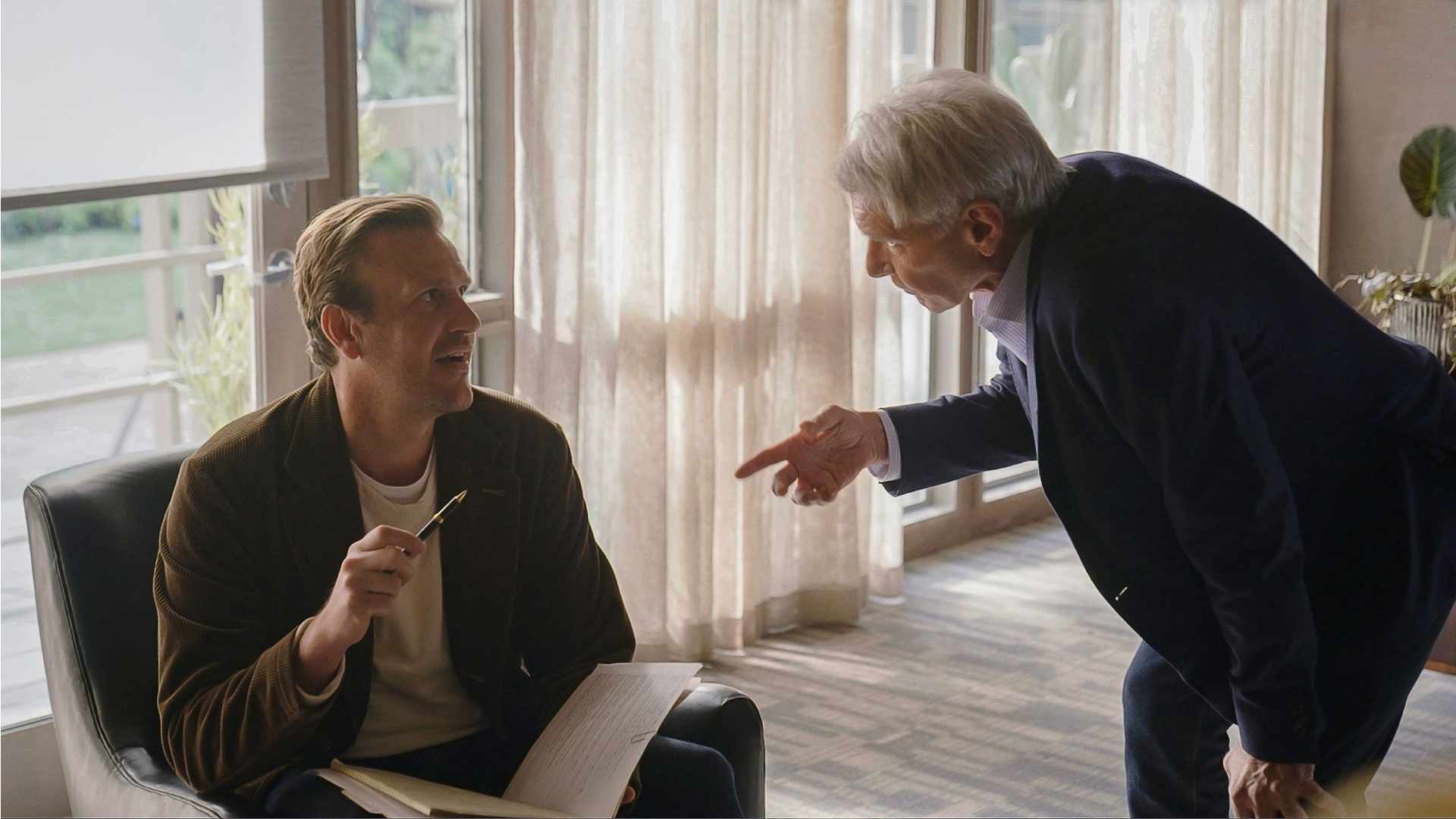 جیسون سیگل و هریسون فورد در حال صحبت کردن در سریال shrinking