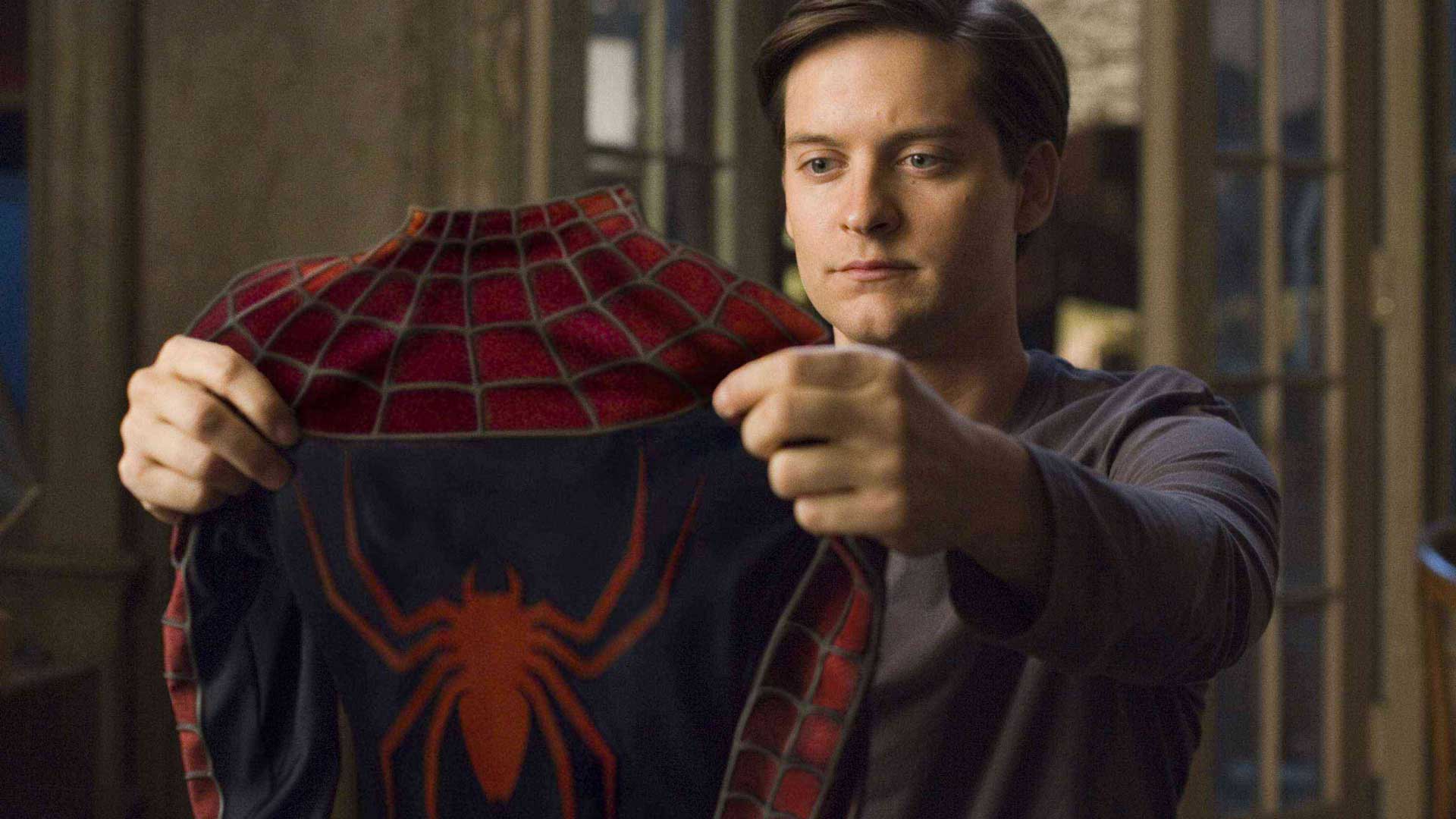 نگاه توبی مگوایر به لباس اسپایدرمن در فیلم Spider-Man، یکی از برترین فیلم های ابرقهرمانی تاریخ سینما