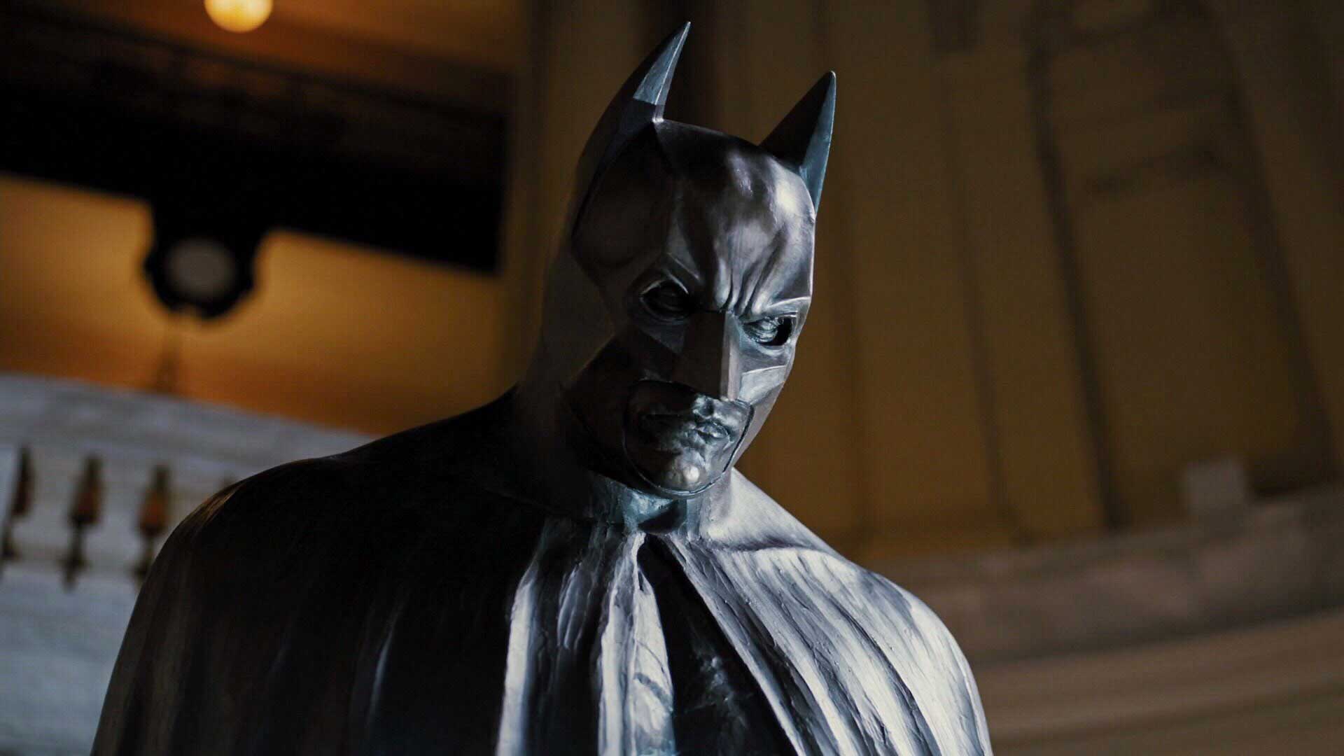 مجسمه بتمن نولان در فیلم The Dark Knight Rises، یکی از بهترین فیلم های ابرقهرمانی تاریخ سینما