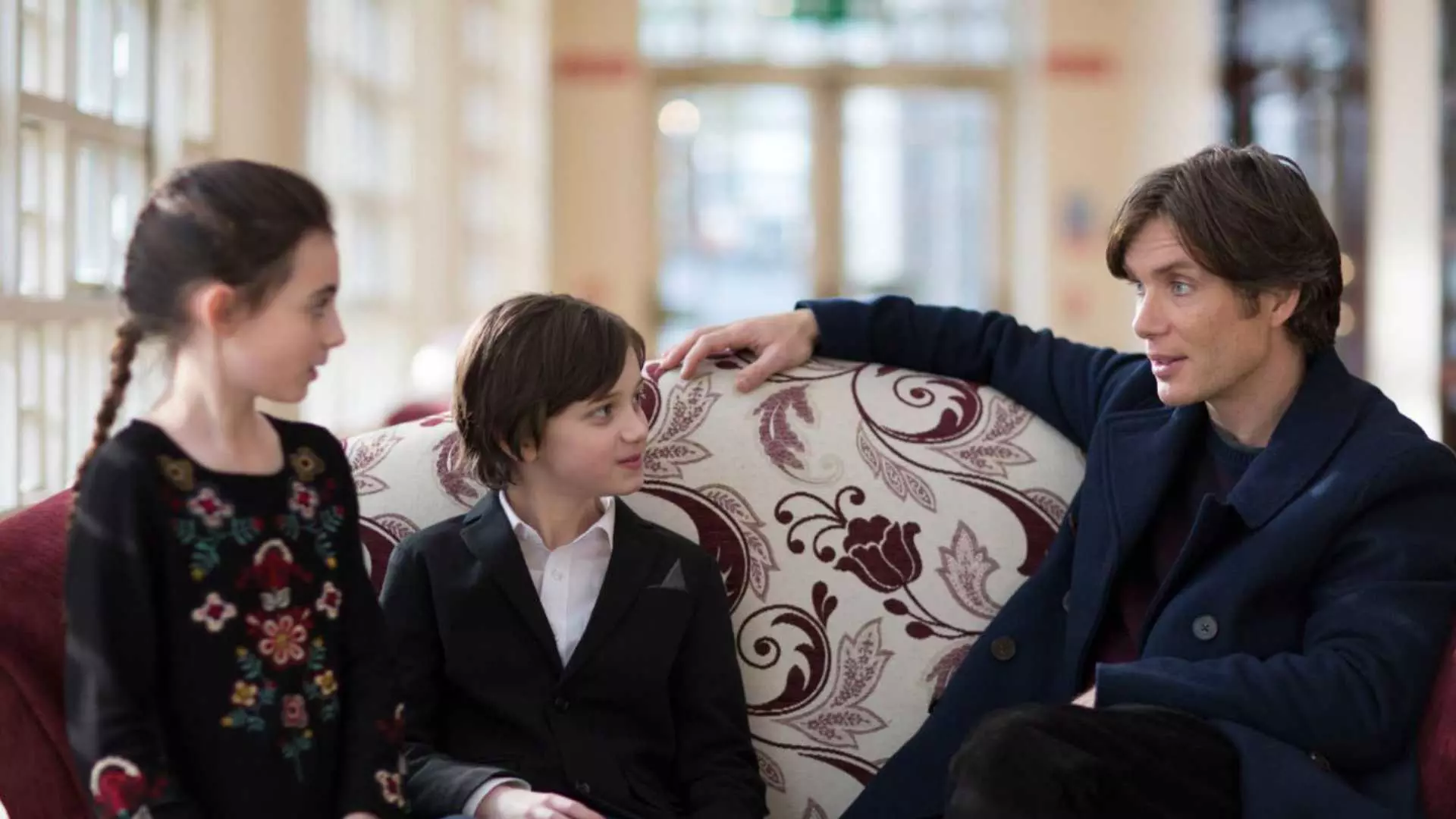 کلین مورفی در حال صحبت با دو فرزند خود در فیلم The Delinquent Season