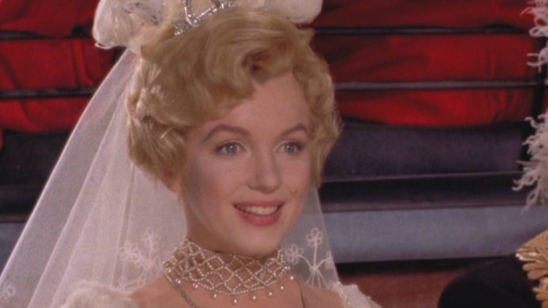 مریلین مونرو با چهره‌ای خوشحال و لباس عروس در فیلم The Prince and the Showgirl