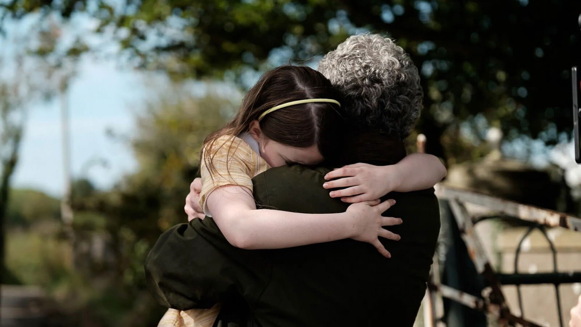 Catherine Clinch dans les bras d'Andrew Bennett dans une scène du film 