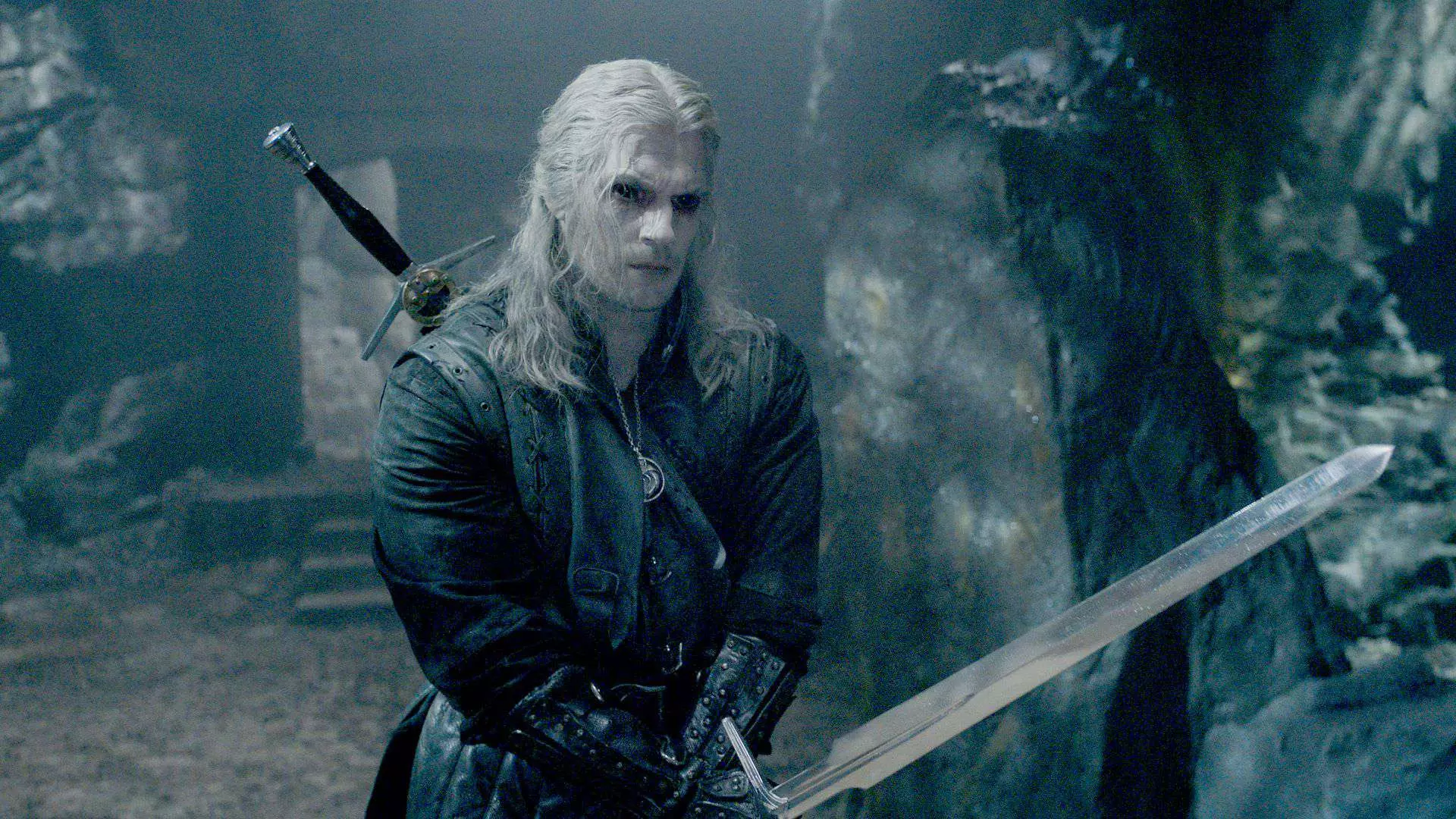 هنری کویل در نقش گرالت با چشمانی سیاه رنگ آماده مبارزه در فصل سوم سریال The Witcher با هیولاها می شود