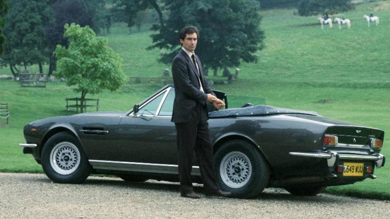 تیموتی دالتون در نقش جیمز باند در کنار خودروی استون مارتین مدل وی 8