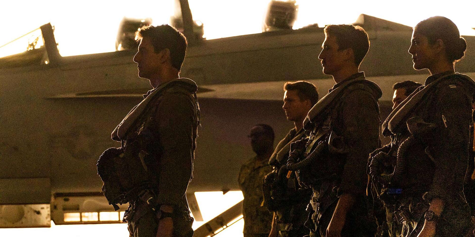 تام کروز در لباس خلبان به همراه خلبانان دیگر در فیلم Top Gun Maverick