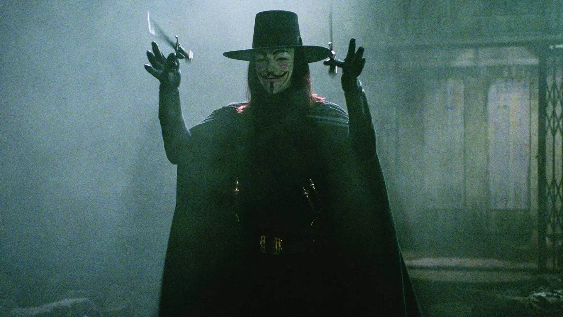 چاقوها در دست در فیلم V for Vendetta، یکی از برترین فیلم های ابرقهرمانی تاریخ سینما