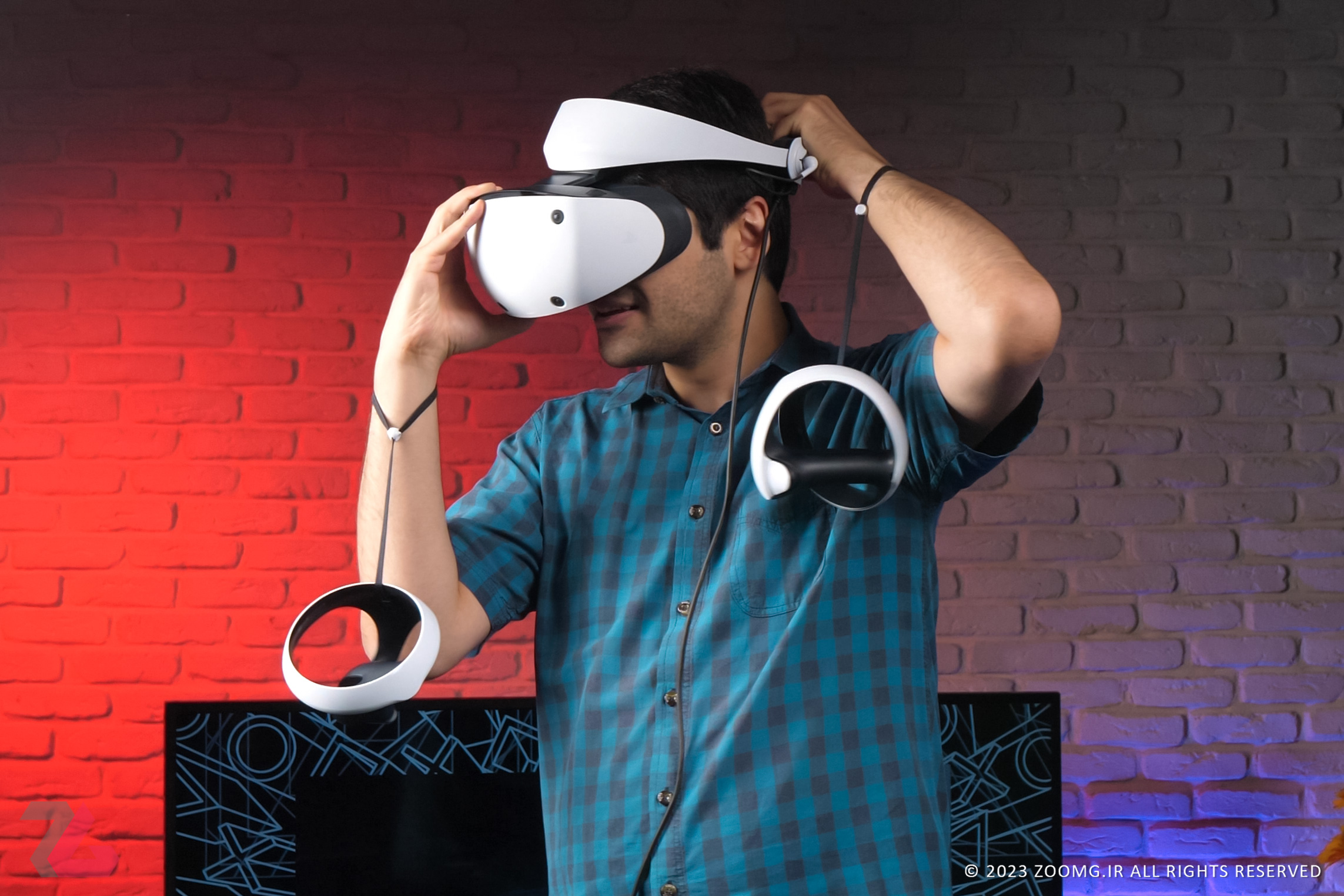 قرار دادن هدست واقعیت مجازی VR 2 روی سر