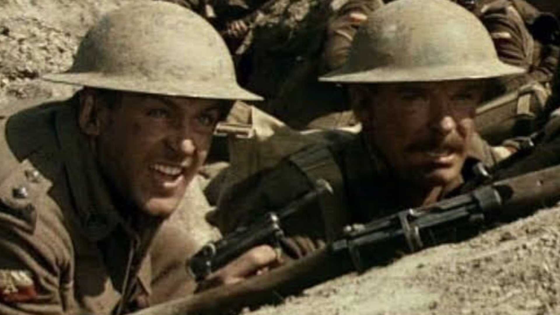 دو سرباز با لباس‌های جنگی در سریال Anzacs دراز کشیدند