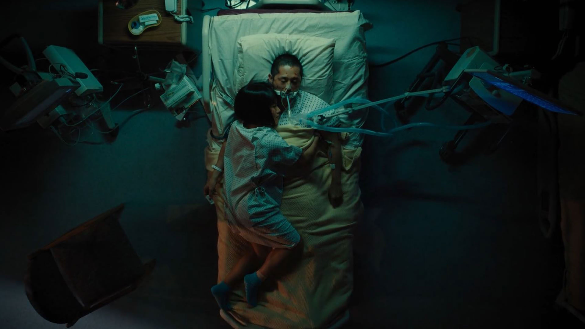 امی دنی را روی تخت بیمارستان در آغوش می‌کشد سریال beef