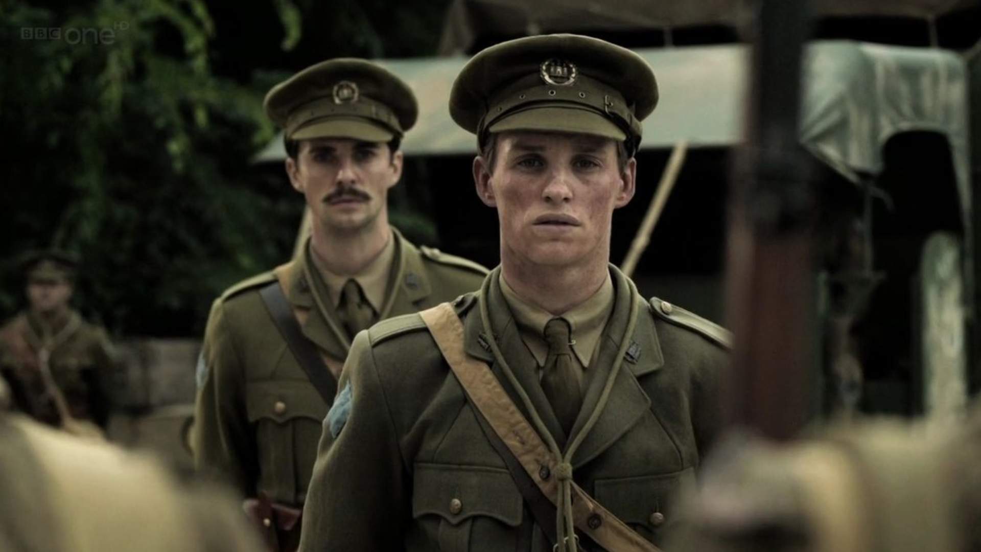 ادی ردمین با لباس ارتش به همراه یک سرباز دیگر در سریال Birdsong