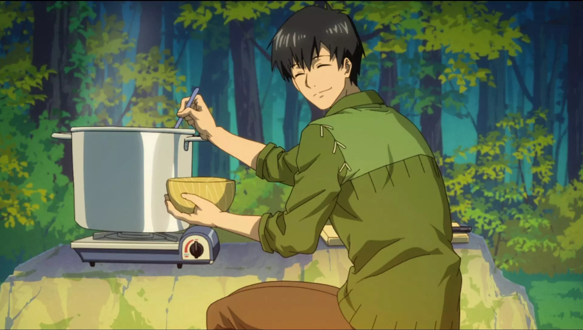 مرد جوان در حال آشپزی کردن و ریختن غذا از دیگ داخل کاسه از انیمه آشپزی در جهان دیگر