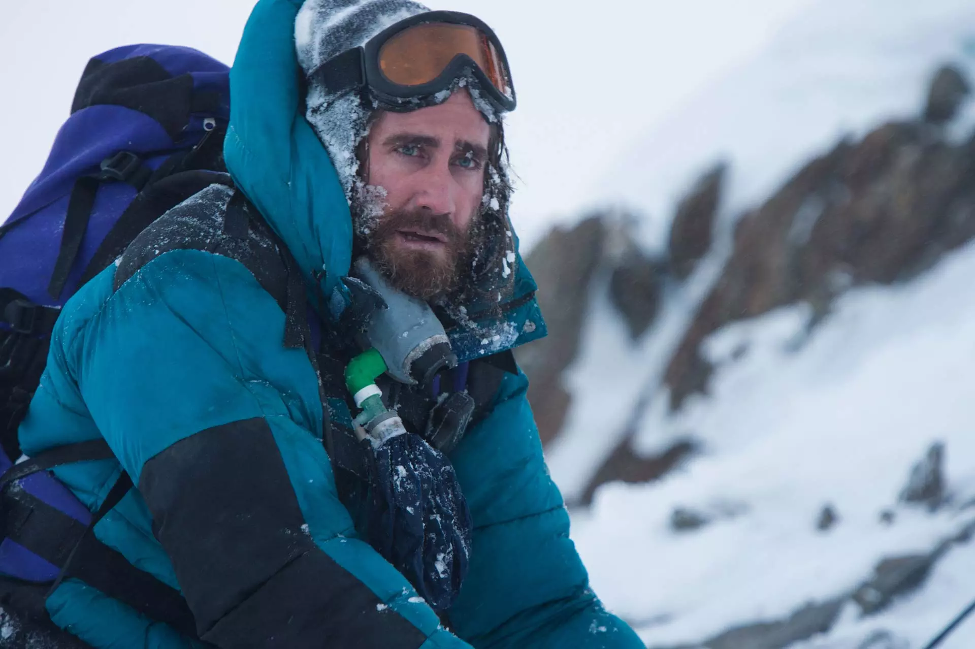 جیک جیلنهال در لباس کوهنوردان در چشم انداز برفی در فیلم اورست