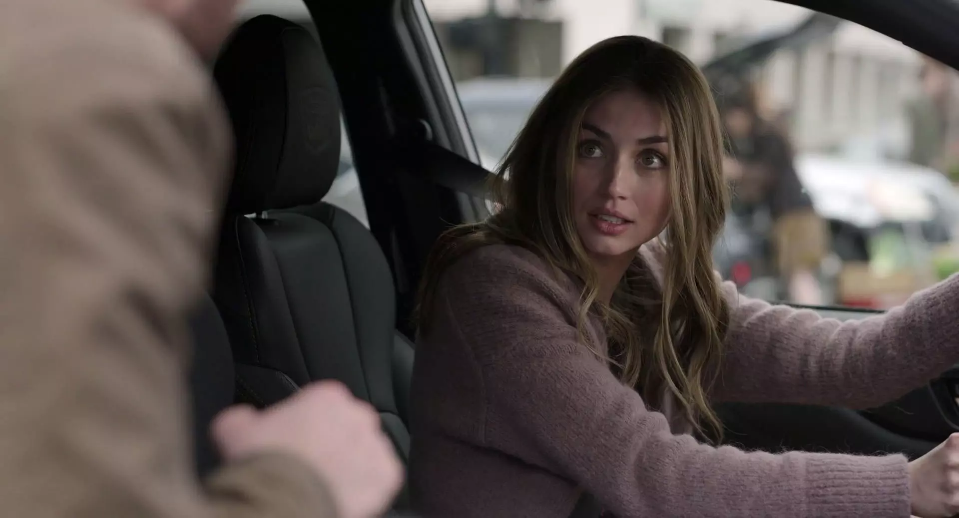 Ana de Armas au volant d'une voiture dans une scène de Ghosted de Dexter Fletcher