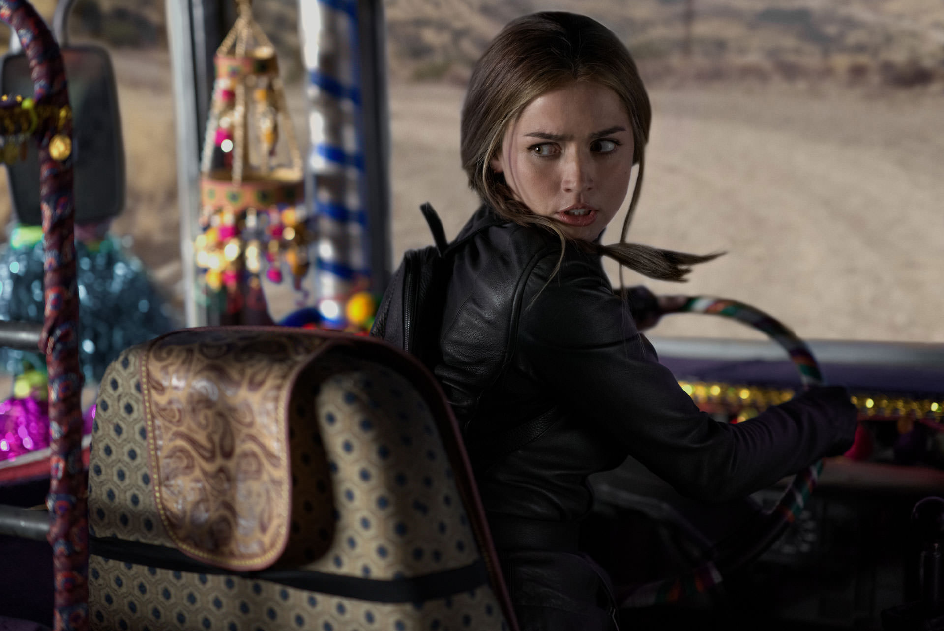آنا د آرماس پشت فرمان یک اتوبوس قدیمی در حال رانندگی در یک جاده‌ی خاکی در حالی که به عقب نگاه می‌کند در نمایی از فیلم روح شده به کارگردانی دکستر فلچر