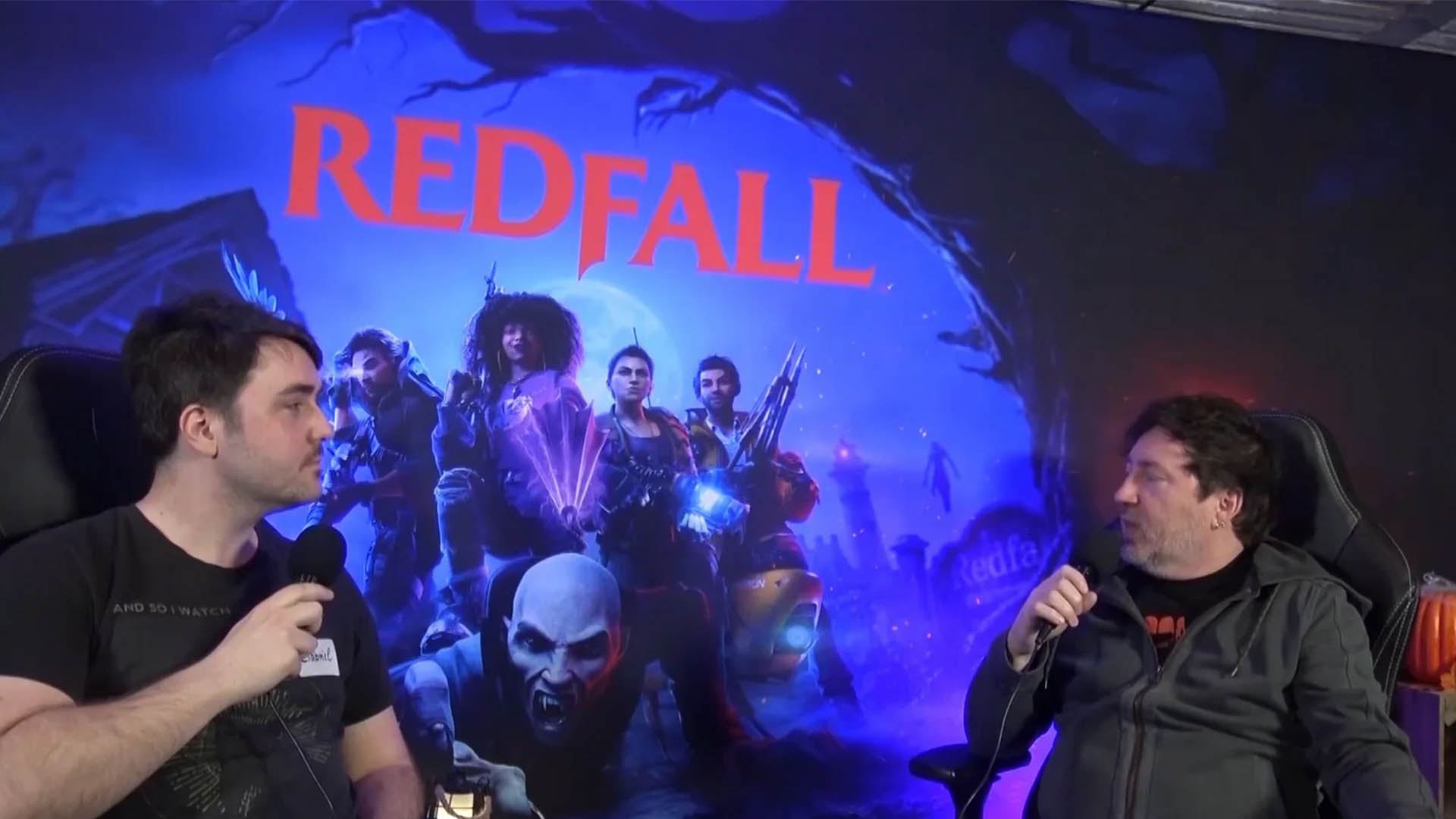 هاروی اسمیت در حال مصاحبه برای بازی Redfall