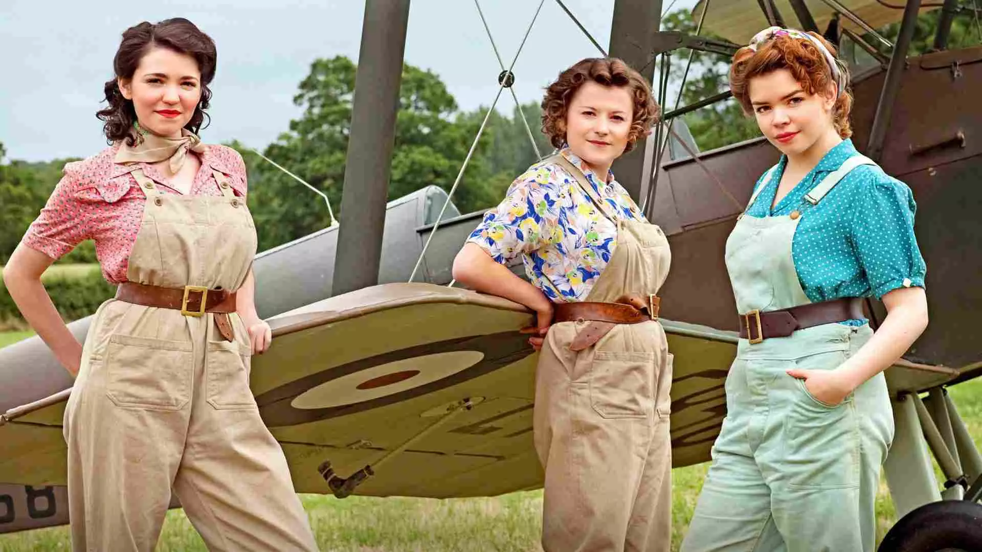 سه تن از بازیگران اصلی سریال Land Girls در کنار یک هواپیمای جنگی