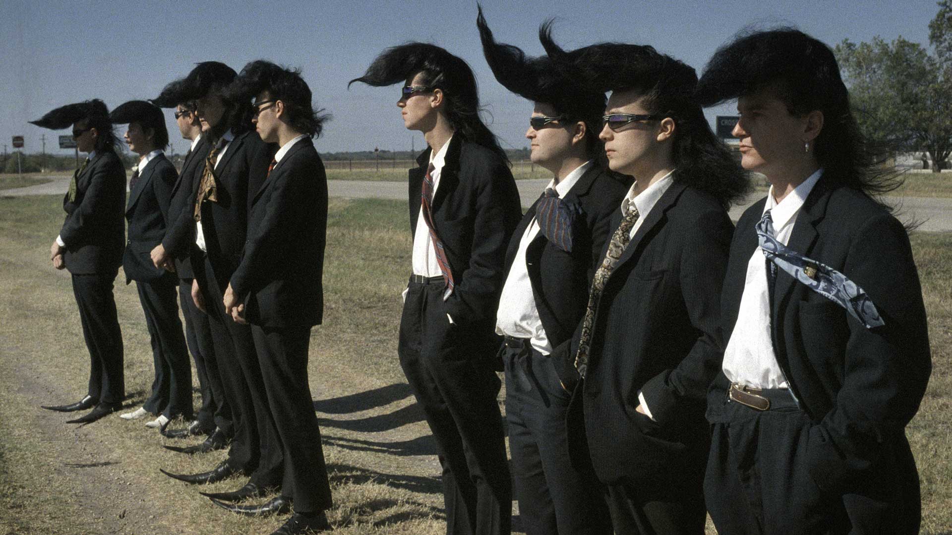 اعضای یک بند با موهای عجیب و غریب در فیلم Leningrad Cowboys Go America
