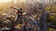 اسپایدرمن در حال پرواز بر فراز شهر در Marvel’s Spider-Man 2
