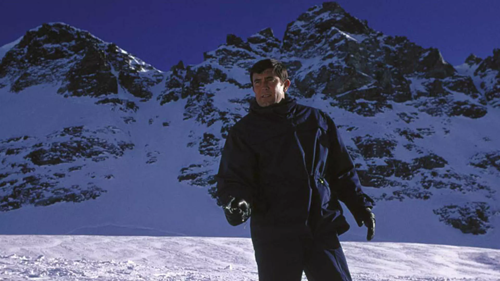 جیمز باند در برف و کوهستان در فیلم On Her Majesty's Secret Service