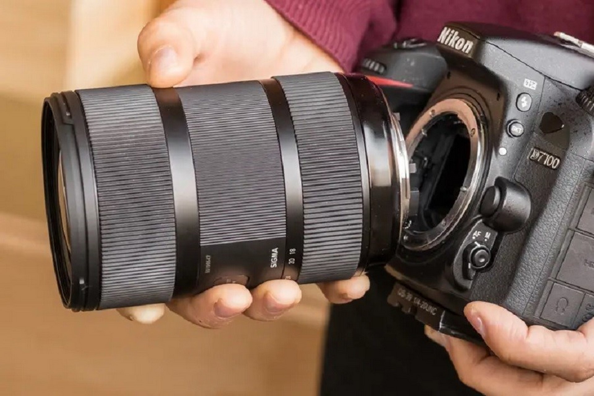 نمای نزدیک از تنظیم لنزهای یک دوربین عکاسی