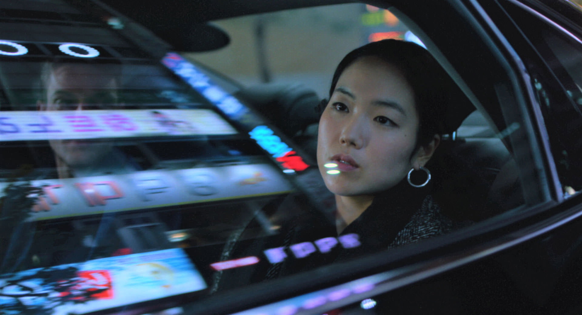 پارک جی-مین در حال نگاه به بیرون از پنجره‌ی یک ماشین در حال حرکت در نمایی از فیلم بازگشت به سئول به کارگردانی دیوی چو