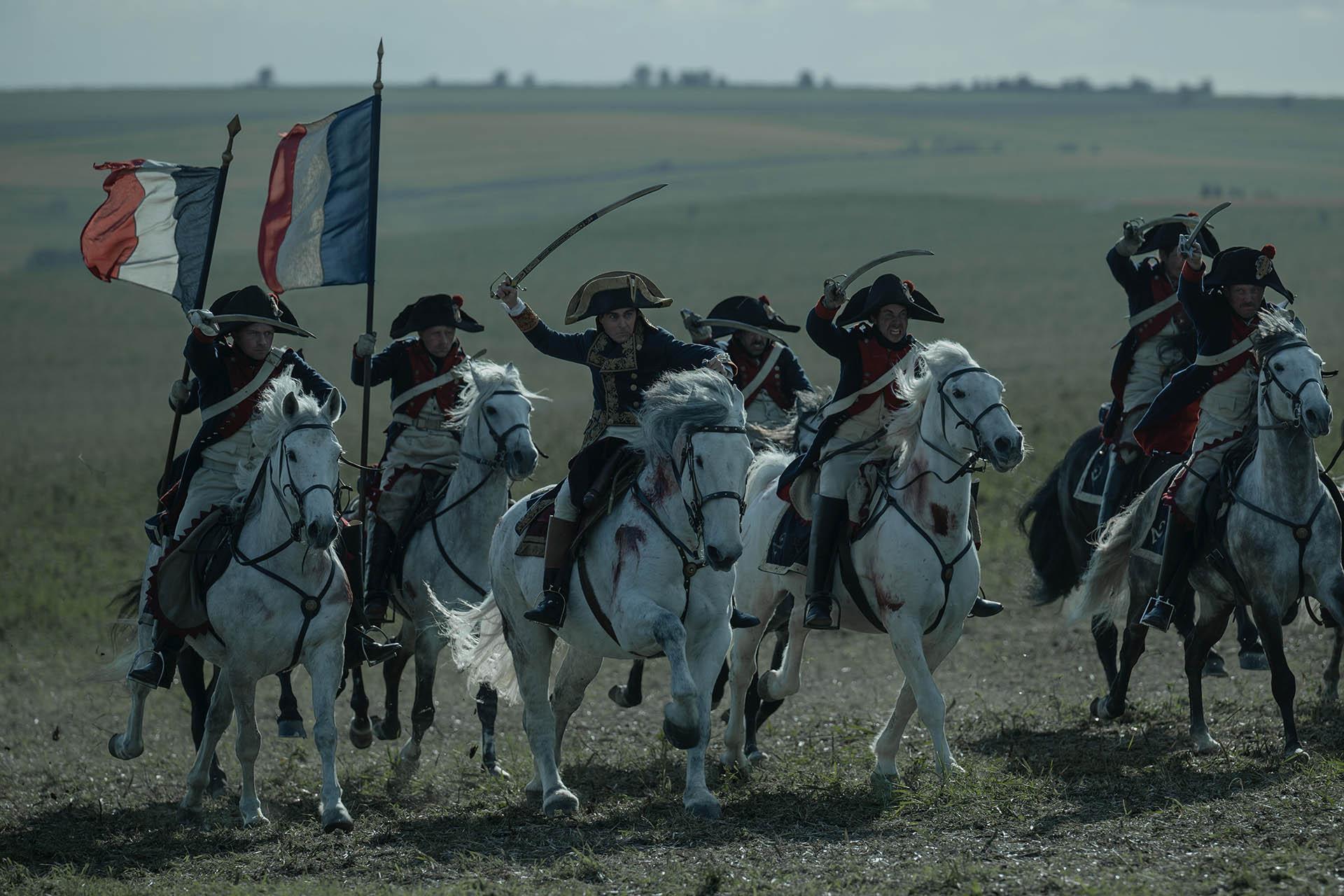 واکین فینکس در صحنه‌ای از جنگ در فیلم حماسی Napoleon 