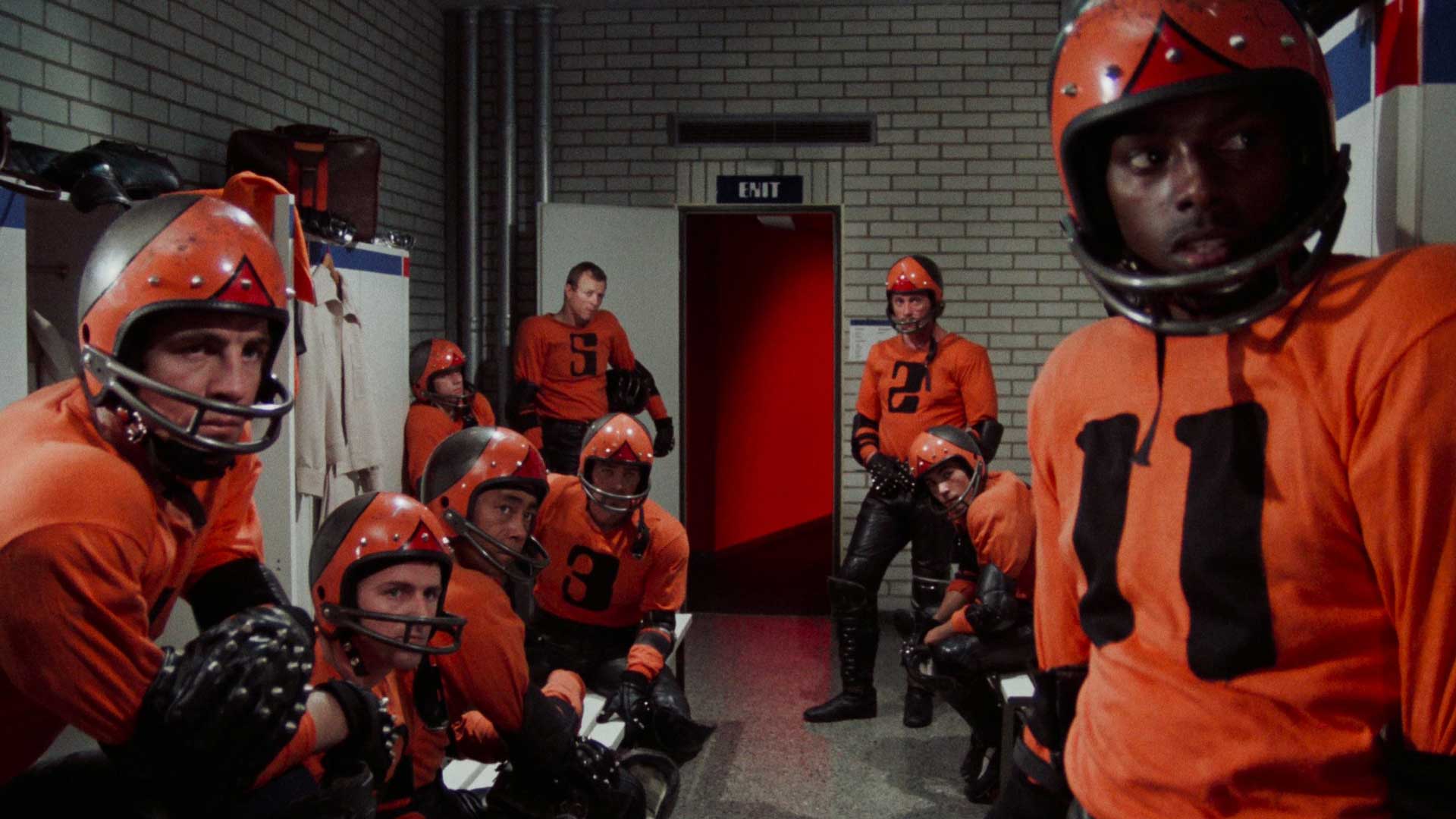 بازیکنان تیم با لباس نارنجی در فیلم علمی-تخیلی Rollerball