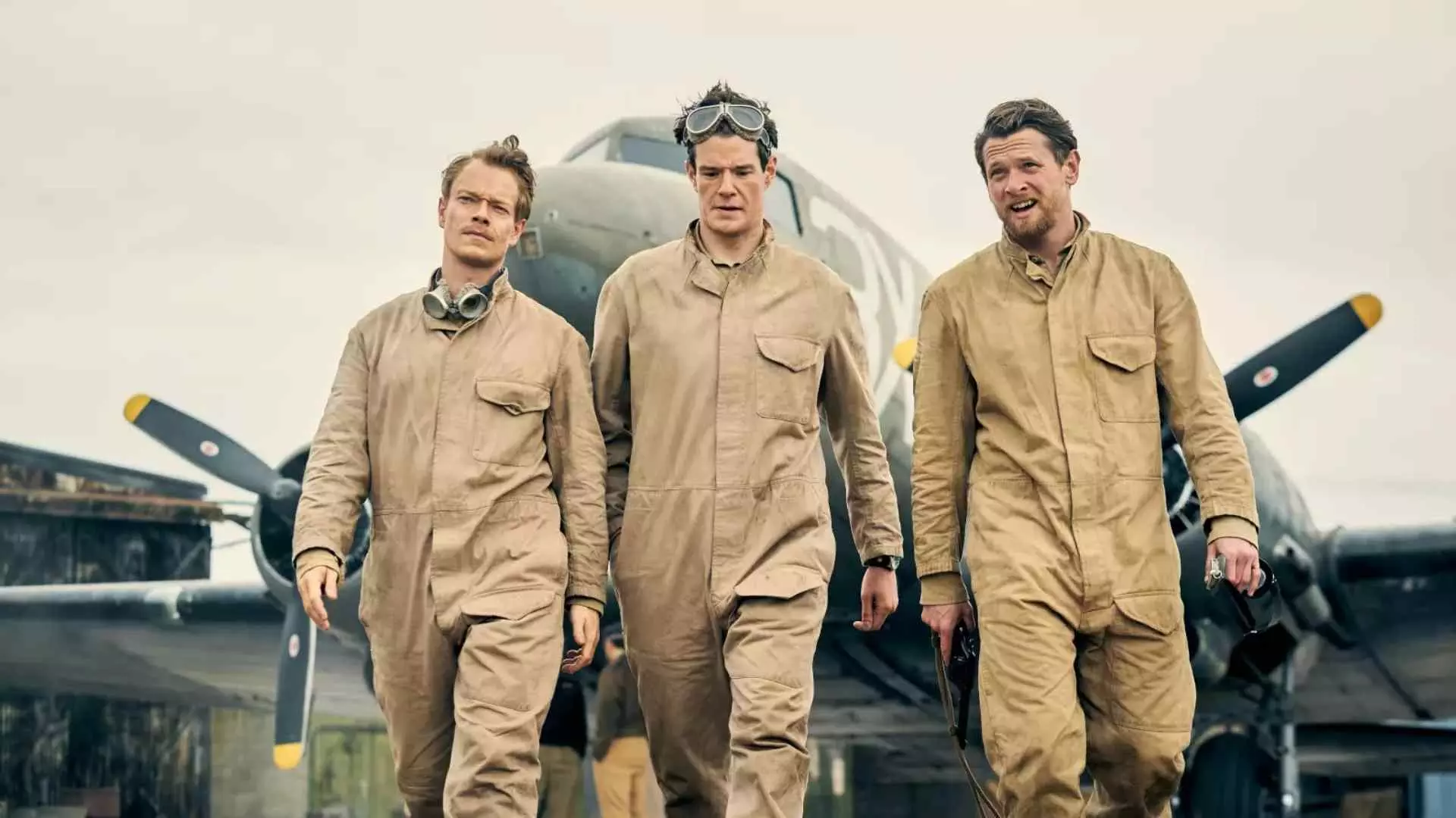 سه بازیگر اصلی سریال SAS: Rogue Heroes با لباس خلبانی جنگی