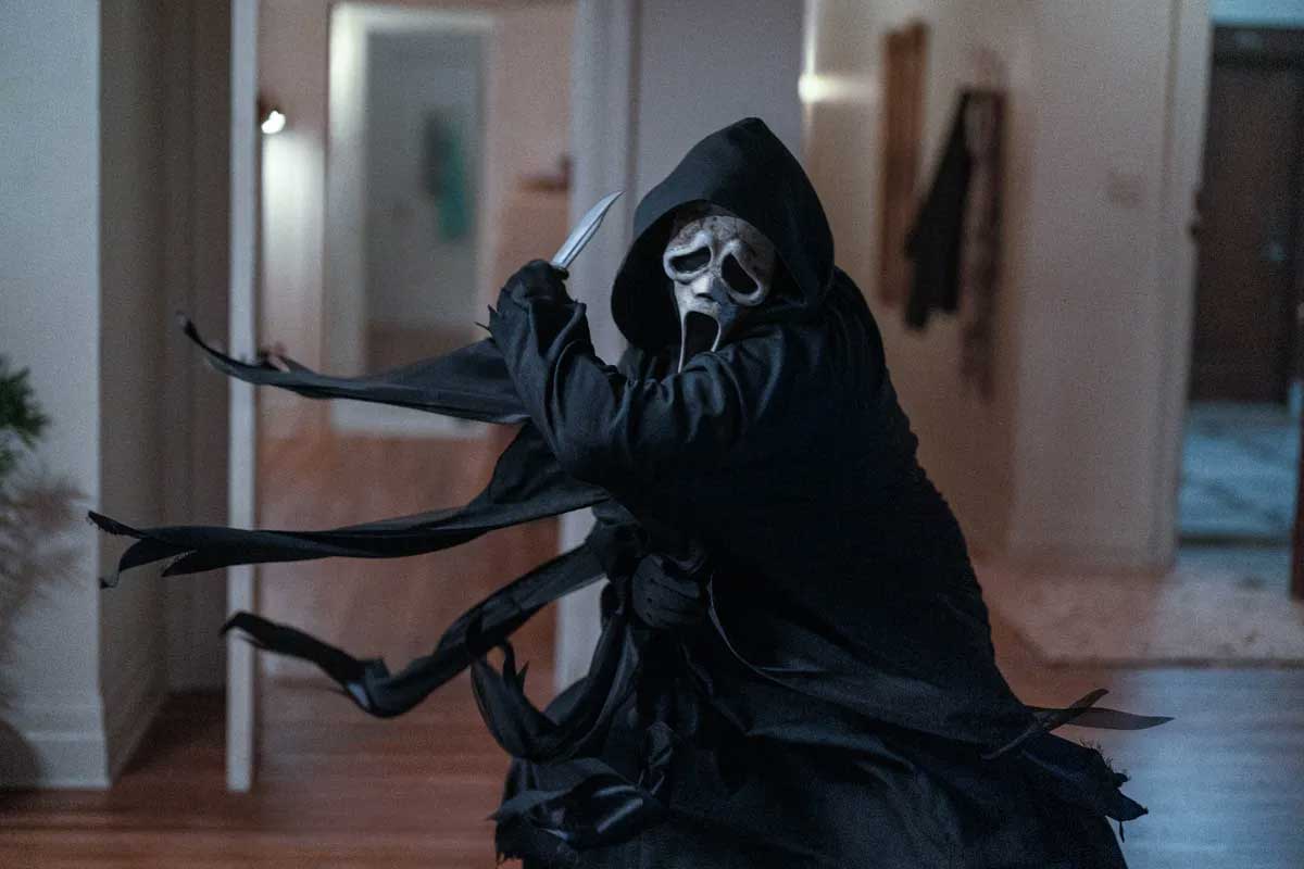 گوست فیس با چاقو و لباس سیاه داخل خانه در فیلم جیغ ۶